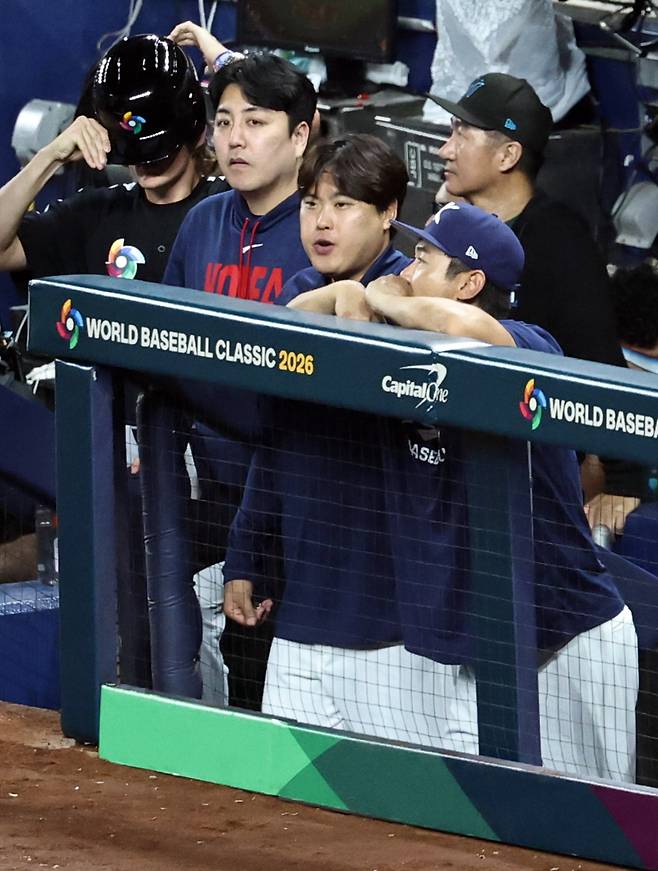 경기 지켜보는 류현진과 노경은
(마이애미=연합뉴스) 김인철 기자 = 13일(현지시간) 미국 플로리다주 마이애미 론디포파크에서 열린 월드베이스볼클래식(WBC) 대한민국과 도미니카공화국의 준준결승전 경기. 5회말 한국의 류현진과 노경은이 경기를 지켜보고 있다. 2026.3.14
yatoya@yna.co.kr
(끝)
<저작권자(c) 연합뉴스, 무단 전재-재배포, AI 학습 및 활용 금지>