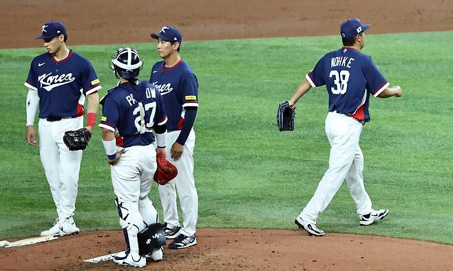 마운드 내려가는 한국 노경은
(마이애미=연합뉴스) 김인철 기자 = 13일(현지시간) 미국 플로리다주 마이애미 론디포파크에서 열린 월드베이스볼클래식(WBC) 대한민국과 도미니카공화국의 준준결승전 경기. 3회말 무사 3루 한국 노경은이 교체되고 있다. 2026.3.14
yatoya@yna.co.kr
(끝)
<저작권자(c) 연합뉴스, 무단 전재-재배포, AI 학습 및 활용 금지>