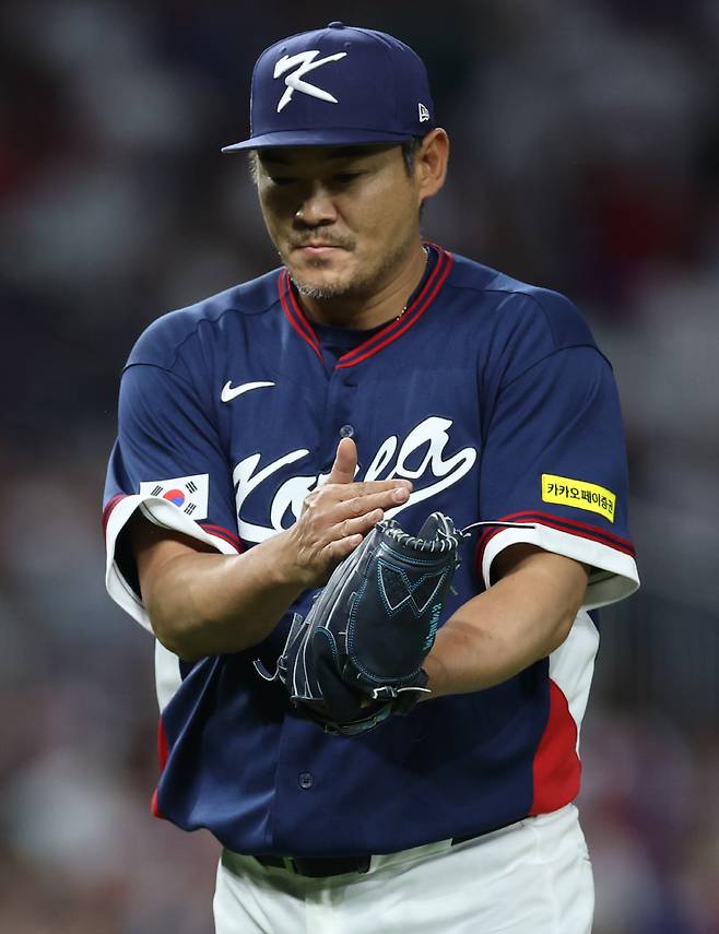 추가 실점 막은 노경은
(마이애미=연합뉴스) 윤동진 기자 = 13일(현지시간) 미국 플로리다주 마이애미 론디포파크에서 열린 월드베이스볼클래식(WBC) 대한민국 대 도미니카공화국 준준결승전. 추가 실점을 막으며 2회말을 마무리한 한국 노경은이 박수를 치고 있다. 2026.3.14
mon@yna.co.kr
(끝)
<저작권자(c) 연합뉴스, 무단 전재-재배포, AI 학습 및 활용 금지>