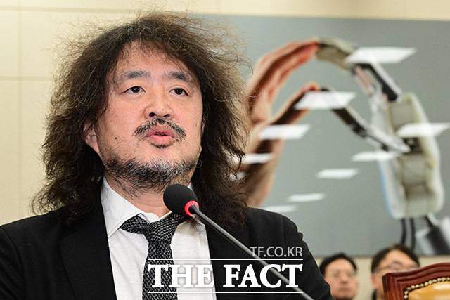 방송인 김어준 씨가 진행하는 유튜브 채널에서 '이재명 대통령 사건 공소 취소와 검찰 개편안 거래설'이 제기된 후 더불어민주당에선 대응을 두고 설왕설래가 이어지고 있다. 지도부는 표면적으로 강경 대응을 천명했으나, 조치의 핵심인 고발 대상에서 김 씨는 빠지면서 '대응의 미진함'을 지적하는 목소리도 적지 않다. /남윤호 기자