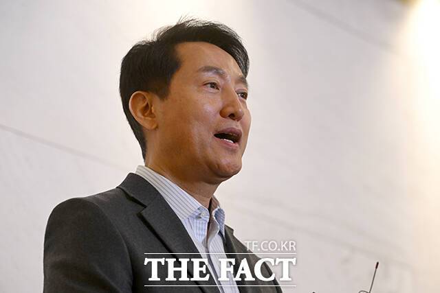 어떻게든 오세훈 서울시장을 경선판으로 끌어들이는 게 지방선거 승리를 위한 유일한 현실론이라는 분석이 나온다.사진은 오세훈 서울시장이 12일 오후 서울 중구 플라자호텔에서 열린 2026 하이서울기업 사업 설명회 특강을 마치고 나서면서 국민의힘 6·3 지방선거 후보 등록 관련 입장을 밝히고 있는 모습. /서예원 기자