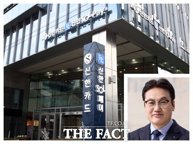 신한카드가 무리한 외형 확장 대신 내실 강화에 방점을 찍으며 업계 1위 재도약을 위한 체력 다지기에 나섰다. 사진 오른쪽 아래는 박창훈 신한카드 대표. /신한카드