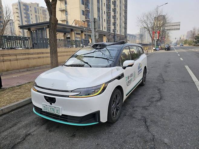 바이두 아폴로 고의 로보택시가 베이징 도로에 정차해 있는 모습. 이승진 기자