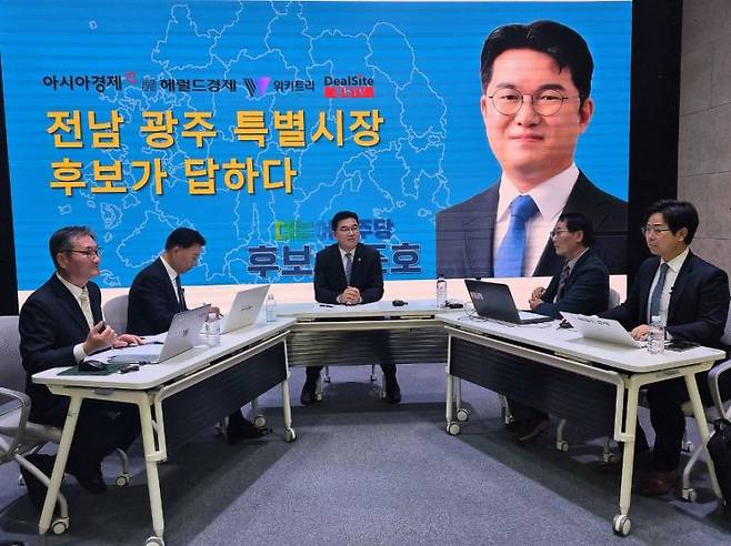 정준호 더불어민주당 전남·광주 통합특별시장 예비후보가 16일 광주 남구 CGI센터 스튜디오에서 열린 경제지 4사 공동 인터뷰에서 패널들과 정책 질의응답을 하고 있다. 왼쪽부터 노해섭 위키트리 호남본부장, 김우관 아시아경제 호남취재본부장, 정준호 후보, 서인주 헤럴드경제 부장, 최동환 딜사이트경제TV 본부장. 송보현 기자