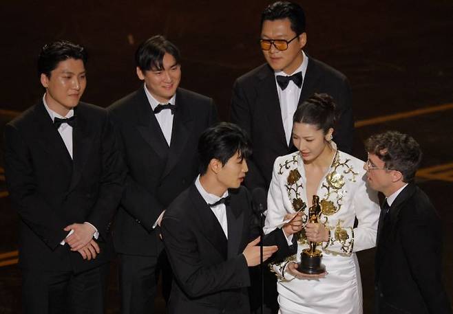 16일 제98회 아카데미 시상식에서 '케이팝 데몬 헌터스' OST '골든'이 주제가상을 받은 후 수상소감을 이어가려고 하자 퇴장을 재촉하는 음악이 흘러나왔다. 로이터연합뉴스