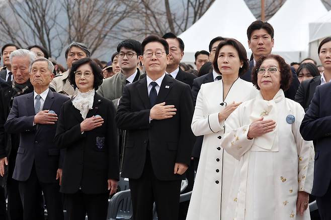 이재명 대통령과 김혜경 여사가 15일 창원 국립 3·15 민주묘지에서 열린 제66주년 3·15의거 기념식에서 국민의례를 하고 있다. / 뉴스1