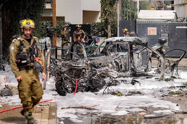 15일 이스라엘 수도 텔아비브에 이란의 탄도미사일 공격을 받아 불에 타거나 파괴된 자동차들이 놓여있다. 이스라엘 측은 아이언돔을 이용해 대부분의 탄도미사일을 요격했지만, 이 과정에서 추락한 미사일 파편 등으로 80대 남녀 2명이 경상을 입었다./AP 연합뉴스