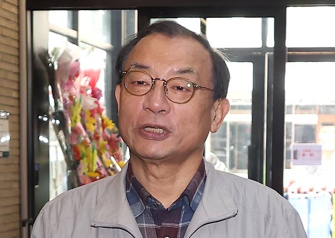 국민의힘 이정현 공천관리위원장이 15일 서울 영등포구 국민의힘 당사에서 열린 비공개 공관위 회의에 참석하기 위해 입장하며 기자들의 질문에 답하고 있다. 이 위원장은 지난 13일 위원장직에서 물러났다가 이날 복귀했다. /연합뉴스