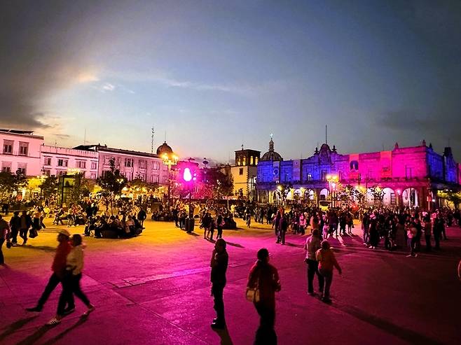 형형색색 화려하게 불을 밝힌 과달라하라 도심 거리