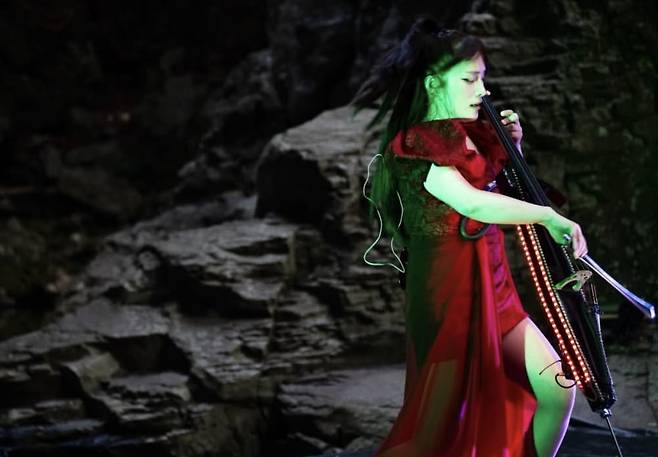 지난 2024년 10월 첼리스트 이나영이 월드투어콘서트에서 공연 중인 모습. 첼리스트 이나영 인스타그램 캡쳐 갈무리