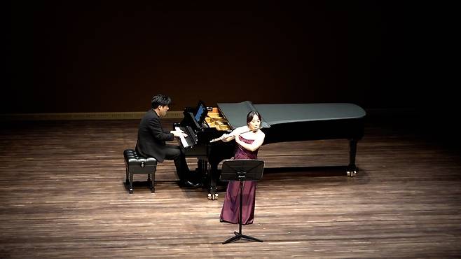 플루티스트 김예지가 22일 오후 5시 대전예술의전당 앙상블홀에서 독주회 'RAVISSANT : 매혹적인'을 선보인다. 사진은 지난 공연 모습. 공연기획피움 제공