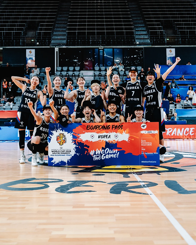 한국 여자 농구대표팀 선수들이 15일 프랑스 빌뢰르반에서 열린 2026 FIBA 여자 월드컵 최종예선 4차전에서 필리핀에 105-74로 승리해 본선 진출을 확정한 뒤 기뻐하고 있다. FIBA 제공