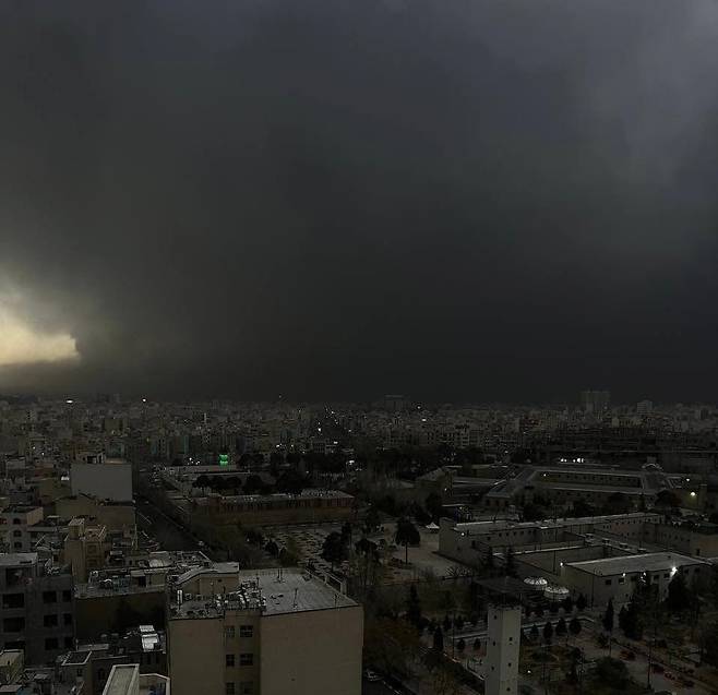 이란 테헤란 상공을 뒤덮은 검은 연기, 소셜미디어 캡처.