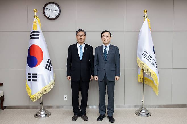 김태승 한국철도공사 사장(왼쪽)과 김윤덕 국토교통부 장관이 16일 정부세종청사에서 임명장 전수 후 기념촬영을 하고 있다. (사진=국토교통부)