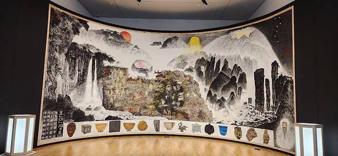 'K-아트 성지'로 우뚝 서고 있는 경주솔거미술관의 특별 기획전 '신라한향'(新羅韓香) 중 한국 미학의 정수인 소산 박대성 화백의 수묵 대작 '코리아 판타지'. 김장욱 기자