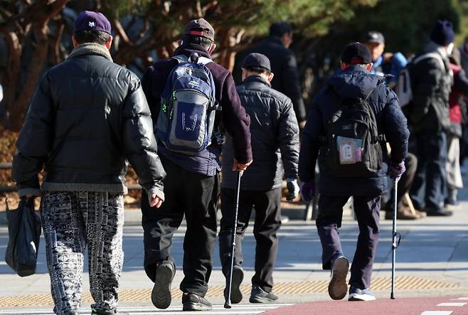 서울 종로구에서 노인들이 이동하고 있다. 뉴스1