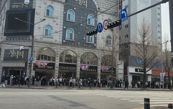 광주 지역 떡집인 창억떡의 '호박 인절미'가 최근 온라인에서 화제가 되면서 창억떡을 찾는 사람들이 늘었다. 사진은 창억떡집 앞에 줄을 선 사람들. /사진=온라인 커뮤니티