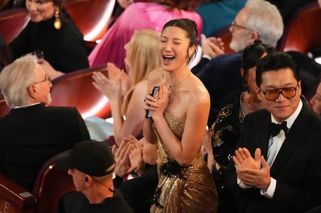 케이팝 데몬 헌터스(케데헌) 속 걸그룹 '헌트릭스'의 이재(EJAE)가 15일(현지 시간) 미 캘리포니아주 로스앤젤레스 돌비 극장에서 열린 제98회 아카데미 시상식에서 케이팝 데몬 헌터스(케데헌) 장편 애니메이션상 수상 소식에 기뻐하고 있다. 뉴시스