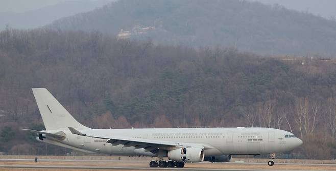 15일 오후 경기 성남 서울공항에서 상황 악화로 현치 체류 교민이 탑승한 공군 다목적 수송기 KC-330 '시그너스'가 도착하고 있다. 국방부와 외교부에 따르면, 이번 교민 대피 '사막의 빛'작전을 통해 우리 국민 204명과 외국 국적 가족 5명, 일본 국민 2명 등 총 211명이 탑승한 군 수송기는 14일(현지시간) 오후 사우디 수도 리야드를 출발, 이날 오후 서울공항에 도착했다. 공동취재단