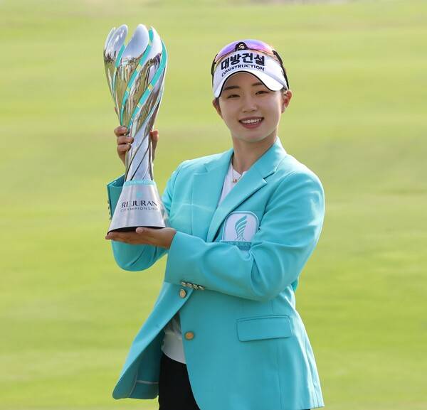 이예원, 홍정민 등을 제치고 한국여자프로골프(KLPGA) 투어 2026시즌 개막전인 '신설 대회' 리쥬란 챔피언십 우승을 차지한 임진영 프로가 우승 트로피를 들고 기념촬영하는 모습이다. 사진제공=KLPGA (사진을 무단으로 사용하지 마십시오.)