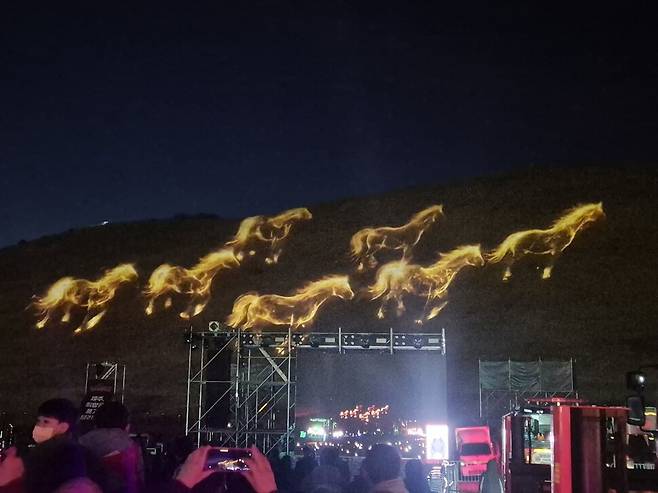 달집이 불타오르는 동안 새별오름 위로 미디어아트쇼가 펼쳐졌다. 서보미 기자