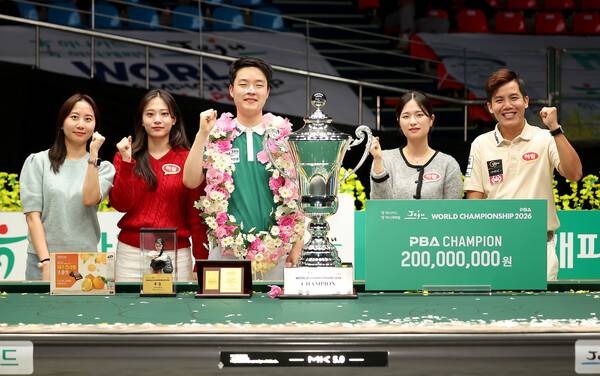 김영원이 15일 2025~2026 하나카드 하나캐피탈 제주특별자치도 PBA-LPBA 월드챔피언십에서 우승한 뒤 하림 동료 등과 기쁨을 나누고 있다. PBA 제공