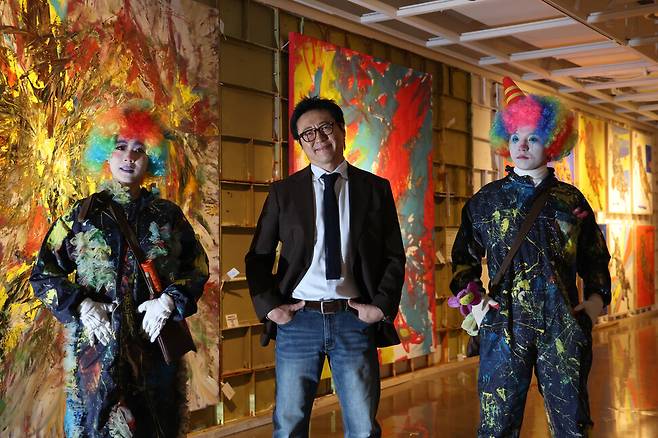 지난 12일 오전 서울 종로구 세종문화회관에서 열린 ‘박신양의 전시쑈: 제4의 벽’에서 박신양이 ‘작업실의 정령’을 연기하는 배우들과 함께 포즈를 취하고 있다. 최현수 기자 emd@hani.co.kr