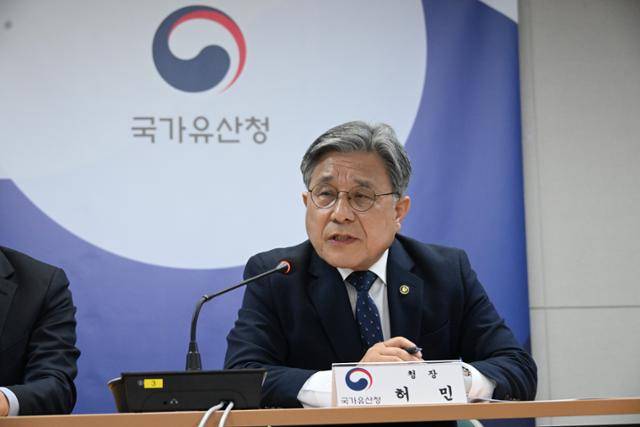 허민 국가유산청장이 16일 서울 종로구 국립고궁박물관 강당에서 서울시의 세운4구역 인가 및 공사 강행에 대한 대응 입장을 밝힌 후 기자 질문을 받고 있다. 국가유산청 제공
