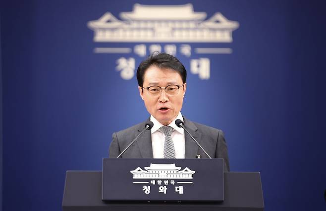 이규연 홍보소통수석이 16일 청와대 춘추관에서 브리핑을 하고 있다. 뉴스1