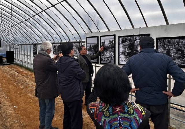 ▲ 남동환 작가가 비닐하우스 전시실에서 자신의 명태 사진 작품을 설명하고 있다.