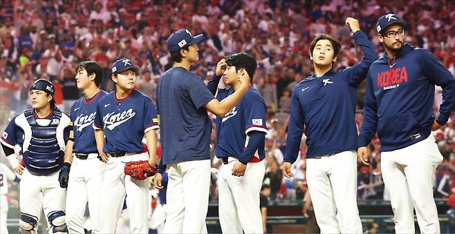 < 아쉬움 가득 > 14일(한국시간) 미국 플로리다주 마이애미 론디포파크에서 열린 월드베이스볼클래식(WBC) 8강전 대한민국 대 도미니카공화국 경기가 7회말 심판의 콜드게임 선언으로 0-10, 한국의 패배로 끝나자 한국 선수들이 아쉬워하고 있다. 연합뉴스