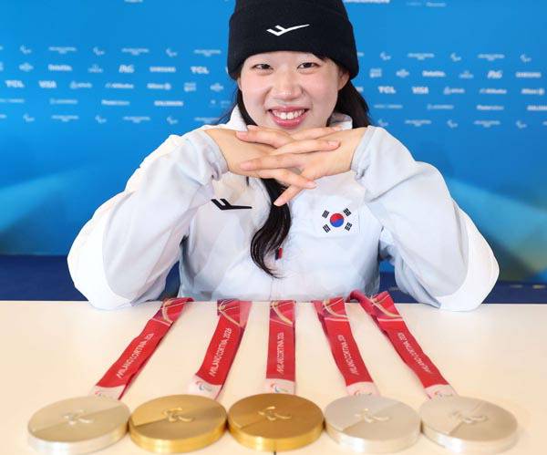 김윤지가 15일(현지시간) 이탈리아 테세로 크로스컨트리 스타디움에서 자신이 획득한 5개 메달과 함께 기념 촬영을 하고 있다. 대한장애인체육회 제공