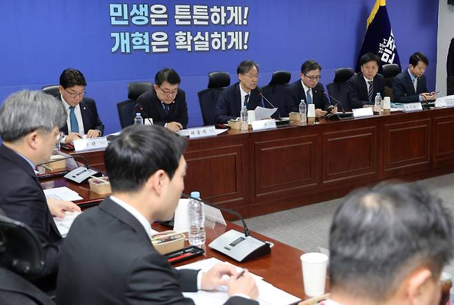 유동수 더불어민주당 중동사태 경제대응 태스크포스(TF) 단장이 16일 서울 여의도 국회 의원회관에서 열린 TF 2차 회의에서 인사말을 하고 있다. 연합뉴스