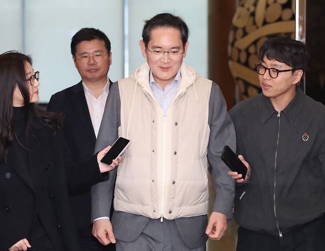 유럽 출장 일정을 마친 이재용 삼성전자 회장이 13일 서울 강서구 서울김포비즈니스항공센터(SGBAC)를 통해 귀국하고 있다. 연합뉴스
