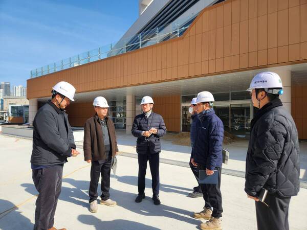 용인도시공사가 2월23일 준공을 앞둔 동백·보정미르휴먼센터 건립사업 현장을 방문, 시설 전반 점검을 진행하고 있다. 용인도시공사 제공