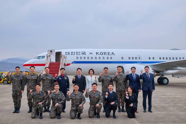 이재명 대통령과 김혜경 여사가 신형공군 2호기 앞에서 운영요원 및 이 사업에 참여한 핵심 실무 요원들과 함께 기념촬영을 진행했다. 청와대 제공