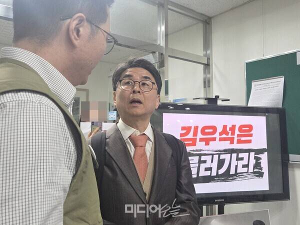 ▲ 16일 서울 목동 방송회관 19층에서 황석주 언론노조 방미심위지부장과 대화하고 있는 김우석 위원. 사진=박재령 기자