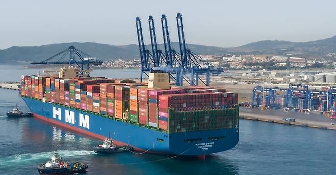 스페인 알헤시라스 터미널(TTIA)에 기항하는 2만4000TEU급 컨테이너선 ‘HMM 알헤시라스호’.