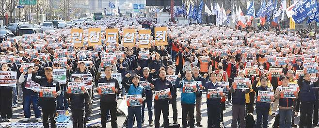 노란봉투법(노동조합 및 노동관계조정법 2·3조 개정 법률) 시행 첫날인 지난 3월 10일 서울 세종로에서 열린 민주노총 투쟁 선포대회에서 양경수 위원장을 비롯한 민주노총 조합원들이 손 팻말을 들고 구호를 외치고 있다.
(연합뉴스)