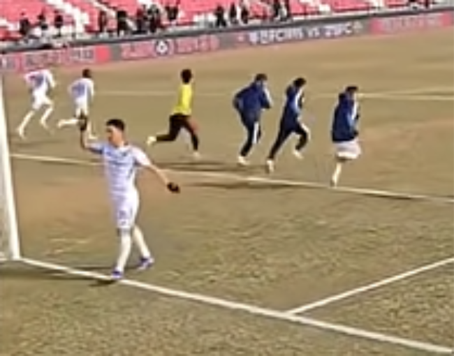 부천 팬들에게 항의하는 울산HD 수비수 정승현. 사진=유튜브 채널 캡처