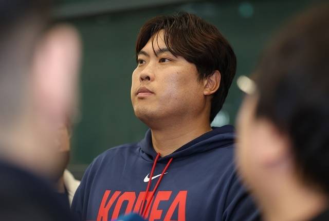 WBC 8강 경기를 마친 한국 야구대표팀 류현진이 16일 인천국제공항 제1터미널을 통해 귀국한 뒤 인터뷰하고 있다. 사진=연합뉴스