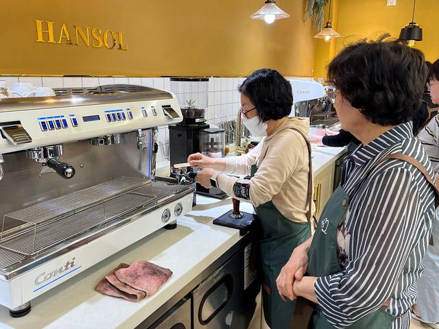 지난해 서울 양천구 ‘올인원 맞춤 일자리 프로그램’ 바리스타 2급 과정에서 참여자들이 실습을 하고 있다. 양천구청 제공