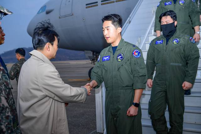 안규백 국방부장관이 15일 저녁 중동 재외국민 귀국 지원 작전 ‘사막의 빛(Desert Shine)’ 임무를 성공적으로 완수하고 귀국한 장병들을 격려하고 있다.국방부 제공