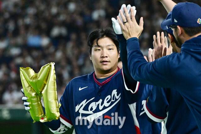 9일 일본 도쿄돔에서 열린 2026 월드 베이스볼 클래식(WBC) 조별리그 한국-호주 경기. 문보경이 2회초 무사 1루에 선제 투런포를 친 후 기뻐하고 있다./마이데일리