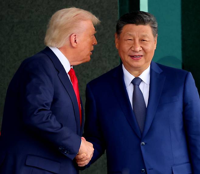 (부산=연합뉴스) 손형주 기자 = 도널드 트럼프 미국 대통령과 시진핑 중국 국가주석이 지난해 부산 김해공군기지 의전실 나래마루에서 미중 정상회담을 마친 뒤 회담장을 나서며 대화하고 있다. 2025.10.30 handbrother@yna.co.kr