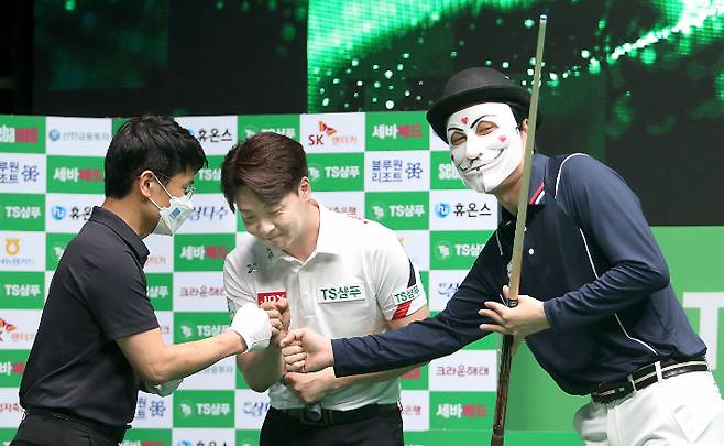2021-22시즌 'TS샴푸 챔피언십'에 와일드 카드로 출전한 해커(오른쪽부터)가 8강전에서 김남수를 꺾은 뒤 인사하는 모습. PBA
