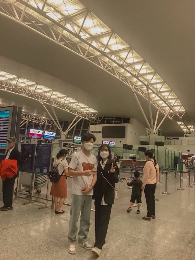 ▲2022년 한국으로 떠나던 친구를 베트남 공항에서 배웅해준 뚜안 씨 모습. ⓒ소금꽃나무