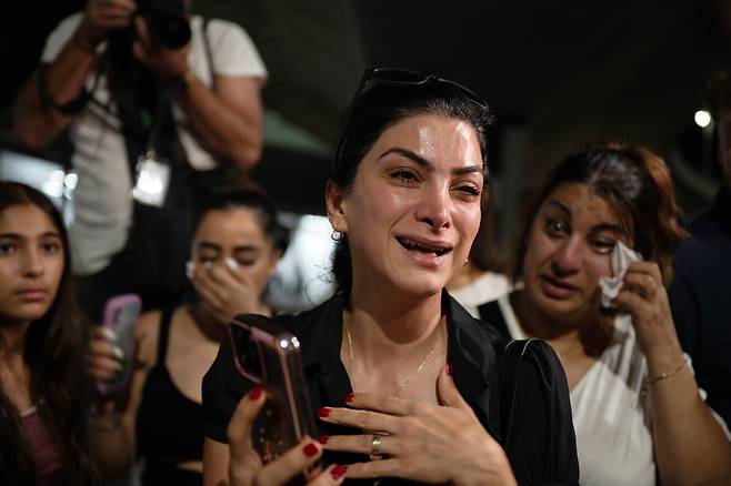 10일 호주 시드니 공항에서 이란 여자 축구대표팀의 귀국을 둘러싼 시위가 벌어지고 있다. 이란 여자축구대표팀은 2026 아시아축구연맹(AFC) 여자 아시안컵 탈락 이후 말레이시아로 이동하기 위해 이 곳을 경유했다. EPA연합뉴스