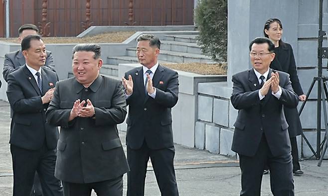 김여정 북한 노동당 총무부장(오른쪽)이 15일 김정은 국무위원장과 함께 순천지구청년탄광연합기업소 천성청년탄광에 마련된 최고인민회의 제15기 대의원선거 선거장에 방문해 주요 간부들과 이동하고 있다. 평양=노동신문·뉴스1