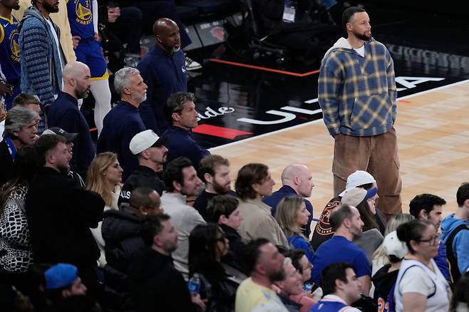 스테픈 커리(오른쪽)가 16일 미국 뉴욕 매디슨 스퀘어 가든에서 열린 뉴욕 닉스와 2025~2026 미국프로농구 정규리그 원정 경기에서 패한 뒤 코트를 바라보고 있다. 뉴욕 | AP연합뉴스